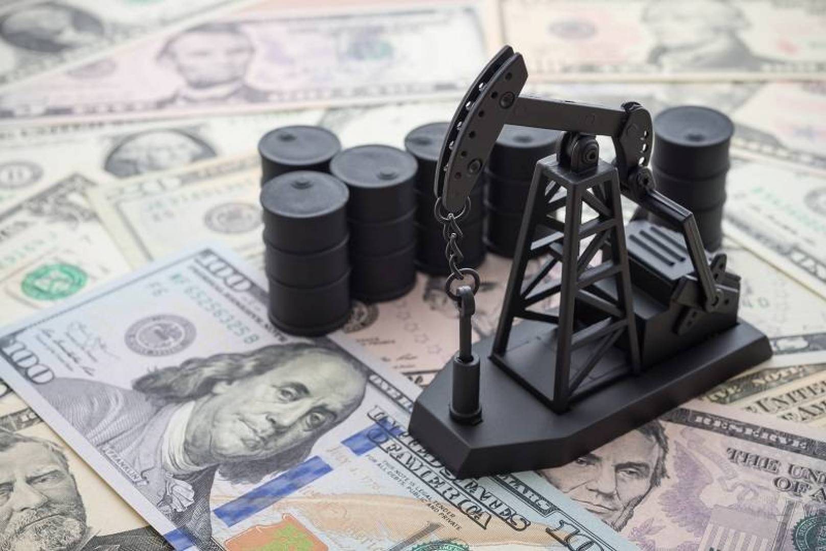 ارتفاع أسعار النفط بفضل توقعات بالسحب من المخزونات  