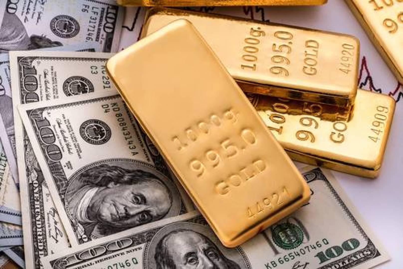 الذهب يهبط مع صعود الدولار وعوائد سندات الخزانة الأميركية 