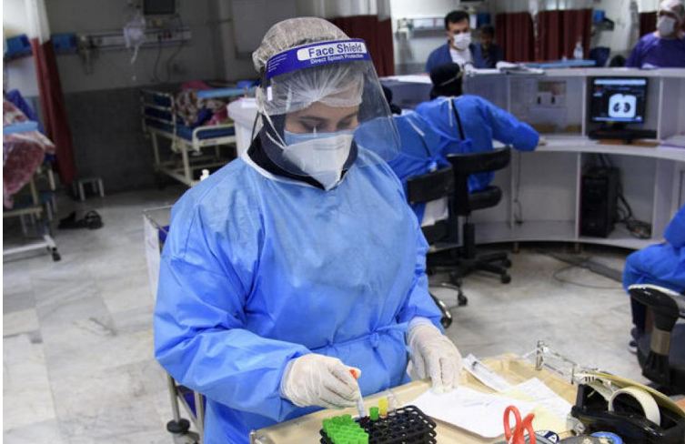 إيران تبدأ حملة التطعيم ضد «كورونا» في مارس
