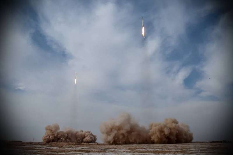 الحرس الثوري الإيراني يختبر صواريخ بالستية لإصابة أهداف بحرية