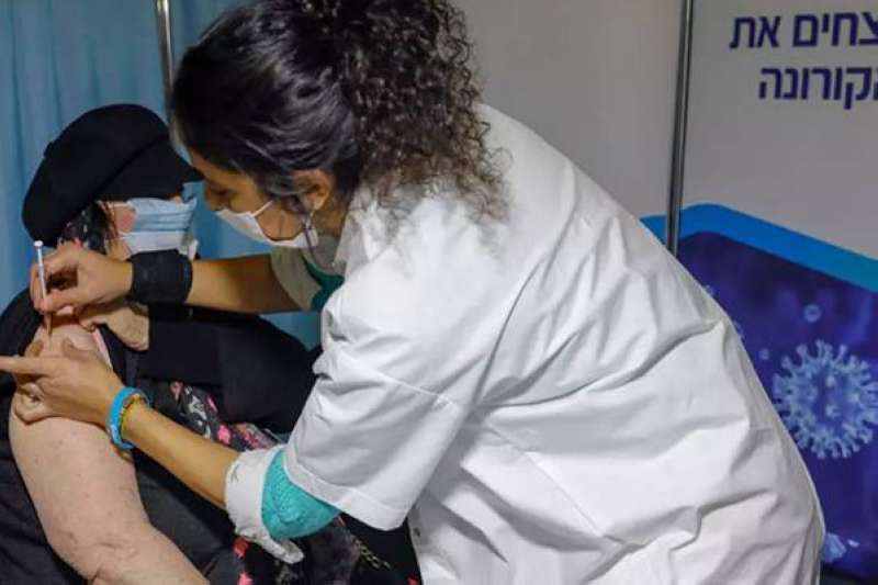 «إسرائيل» توافق على إعطاء الأسرى الفلسطينيين في سجونها اللقاح المضاد لكورونا
