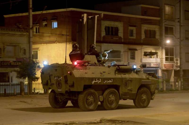 توقيف أكثر من 600 شخص ونشر الجيش بعد اضطرابات في تونس