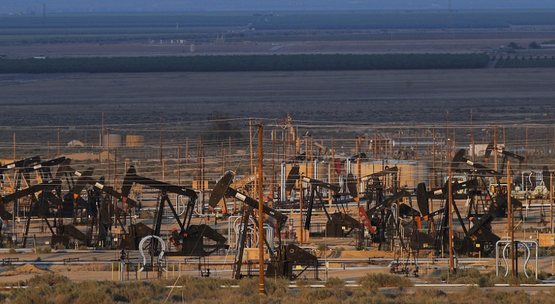 النفط يرتفع مع توقع تمديد القيود على الإمدادات