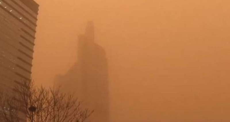 سماء بكين تتحول للأصفر مع اجتياح عاصفة رملية للعاصمة الصينية