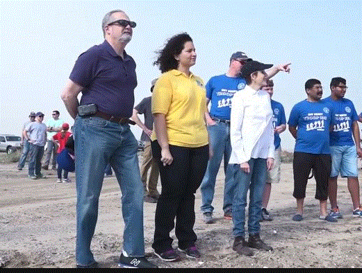 السفير الأمريكي شارك في تنظيف شاطئ الصليبخات