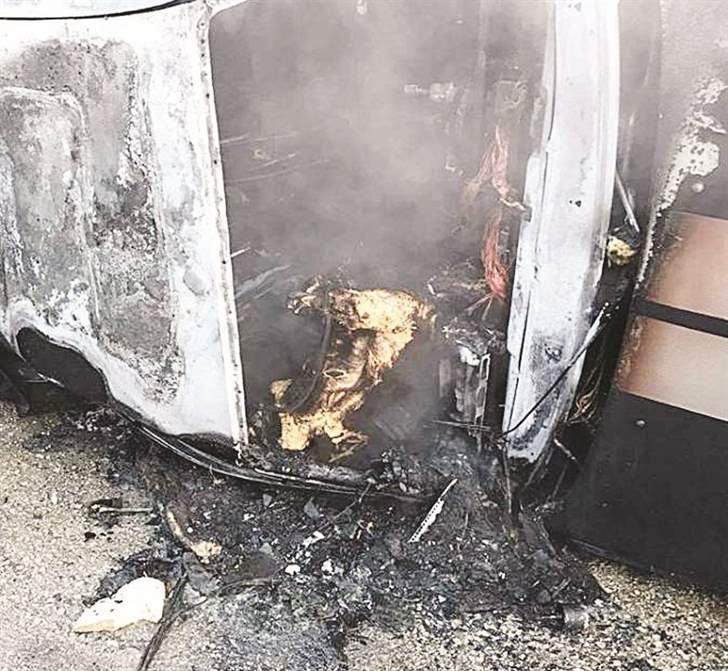النار «التهمتْ» 3 لبنانيين داخل سيارتهم في البقاع