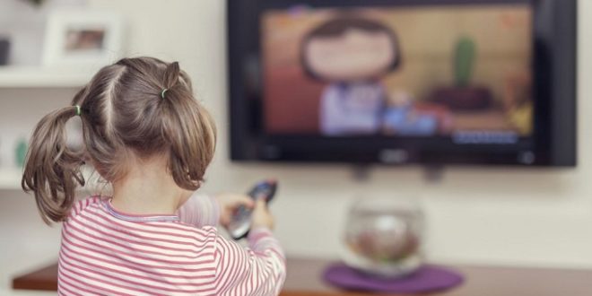 دراسة: التلفزيون في غرف الأطفال يعرضهم للسمنة