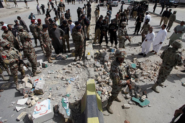 اغتيال مسؤول  باكستاني و4 من مرافقيه بـ  تفجير موكبه
