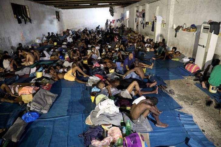 مخاوف من وفاة عشرات المهاجرين قبالة ليبيا بعد نفاد الوقود في قاربهم