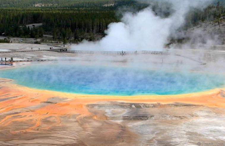 دراسة علمية تؤيد فرضية داروين: سقوط النيازك في بحيرات مياه ساخنة كان سبب ظهور الحياة على الأرض