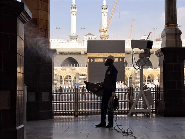 السعودية: 25 فرقة مختصة بأعمال الرش بالمسجد الحرام على مدار الساعة