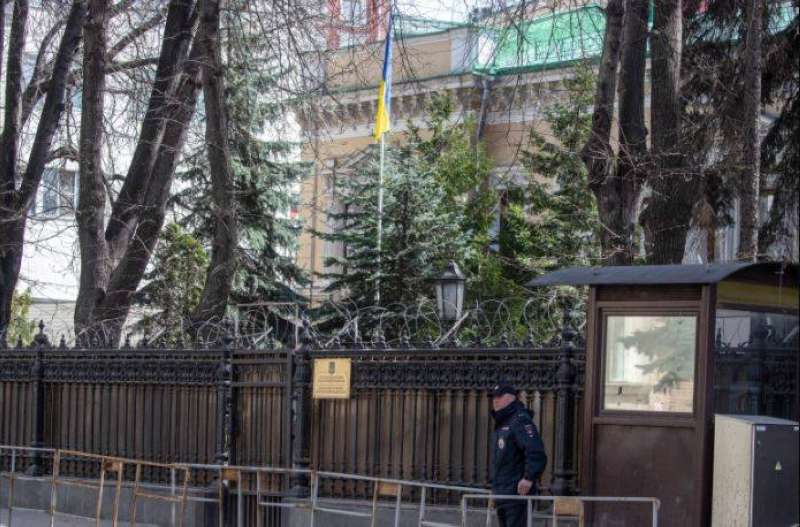 روسيا تطرد ديبلوماسيا أوكرانيا بعد احتجازه لساعات 