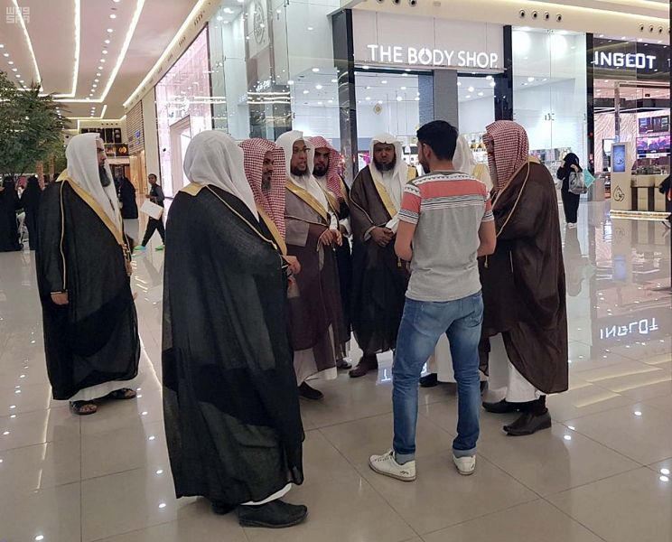 السعودية تسمح بفتح المحلات التجارية في أوقات الصلاة