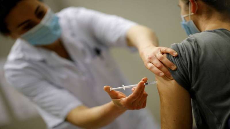 فرنسا تعلن تطعيم 40 مليون شخص ضد «كوفيد-19» بجرعة واحدة على الأقل 