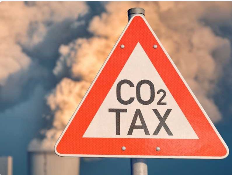 «موديز»: «ضريبة الكربون» قد تُقلص الطلب على إنتاج الكويت النفطي 