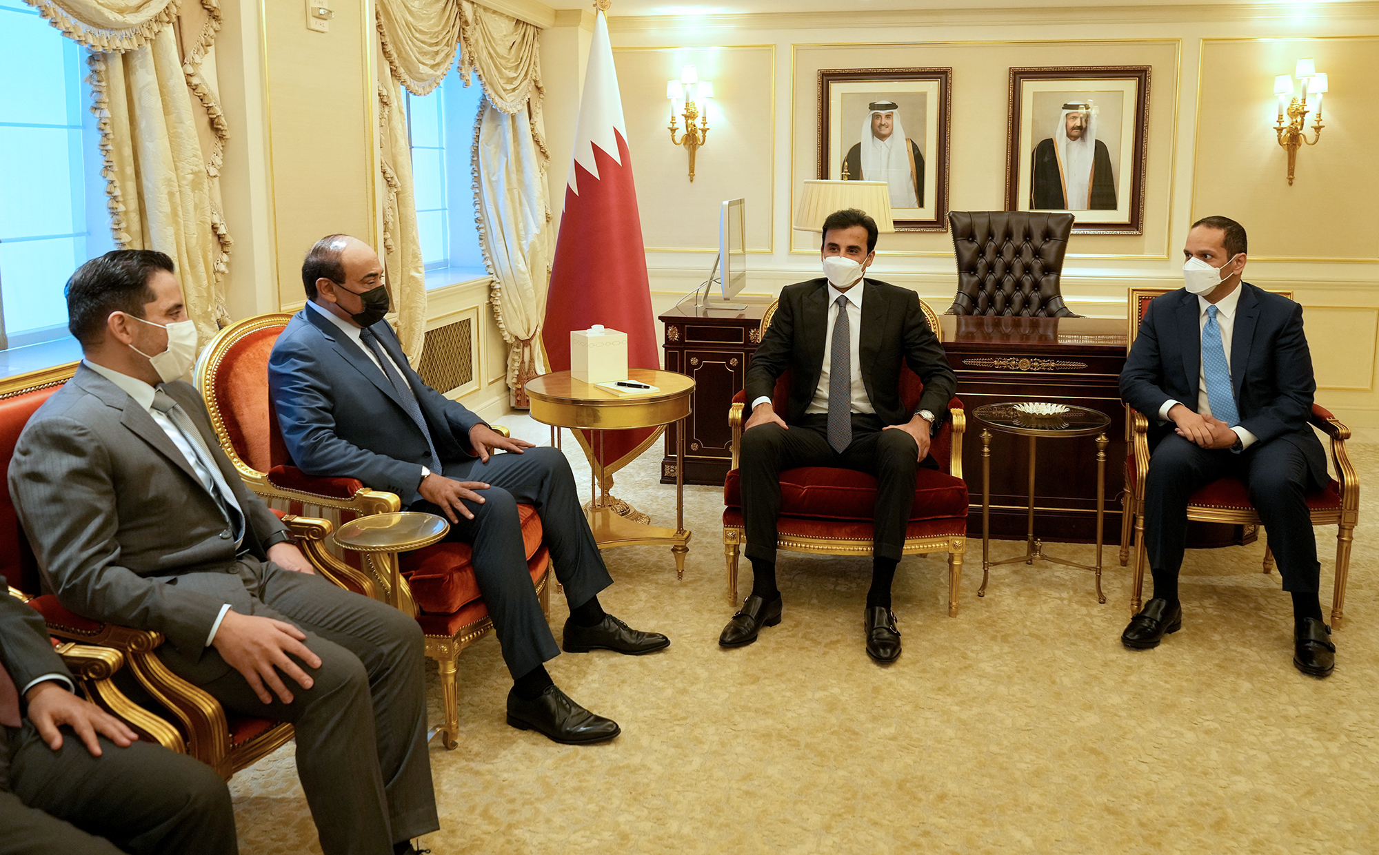 ممثل سمو الأمير سمو رئيس مجلس الوزراء يلتقي أمير دولة قطر