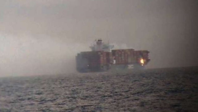 خفر السواحل الكندي يراقب حريق سفينة حاويات 