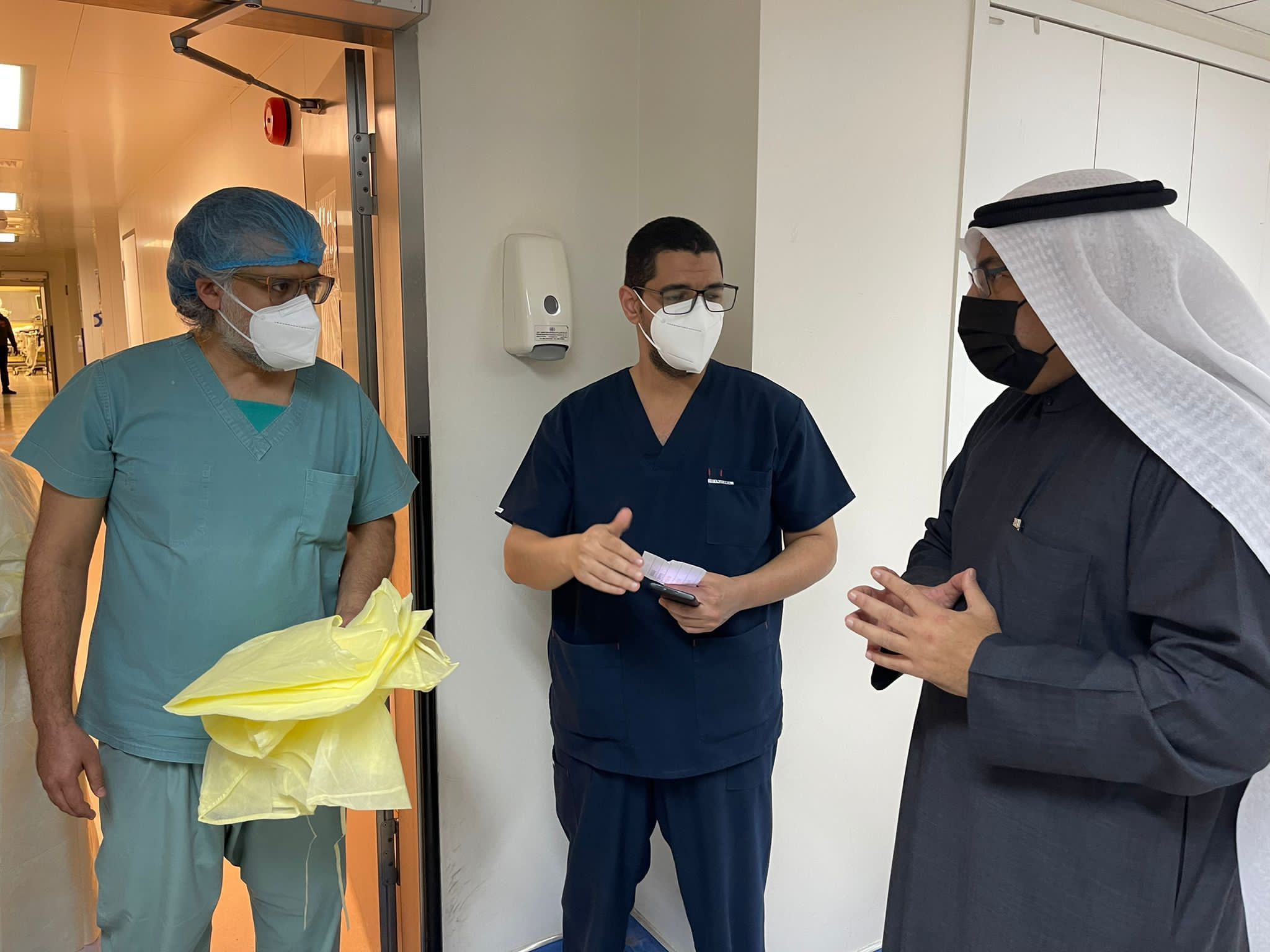 وزير النفط يزور مستشفى البابطين للوقوف على حالة مصابي مصفاة الأحمدي