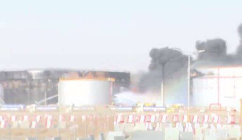 إخماد حريق الخزانين النفطيين بمحطة «أرامكو» في جدة   