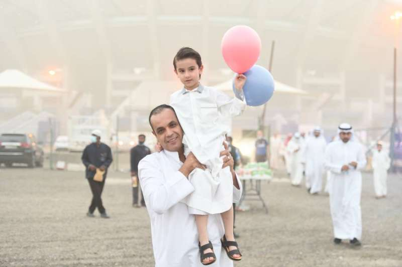 صلاة العيد.. حضور كبير في الساحات المفتوحة رغم الغبار