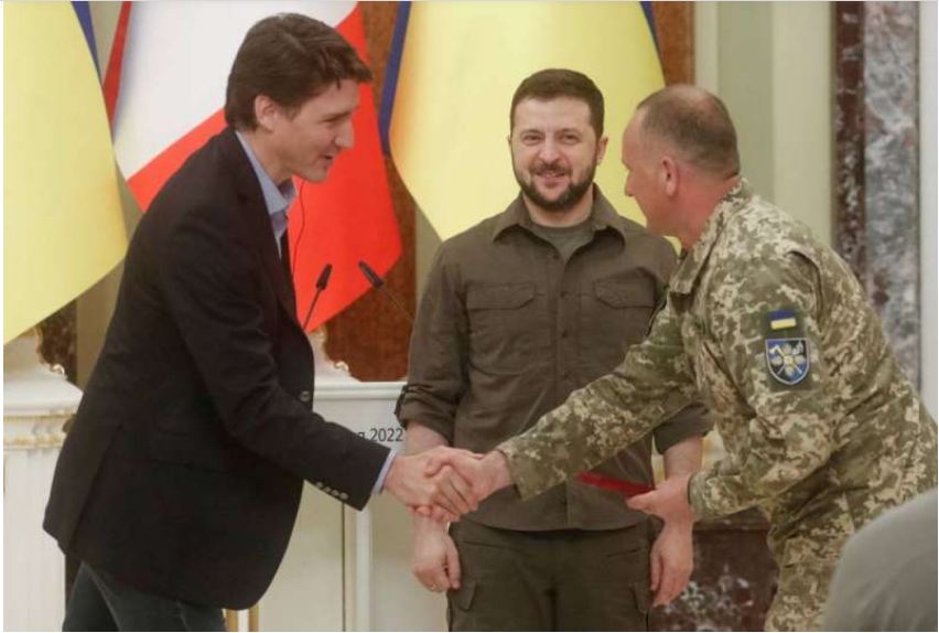 ترودو يعلن من كييف إعادة فتح سفارة كندا وتزويد أوكرانيا بأسلحة جديدة