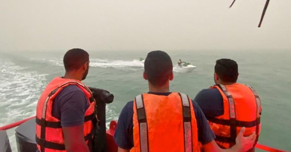 إنقاذ مواطن ووافدين ضاعوا في البحر بعد هبوب العاصفة الترابية