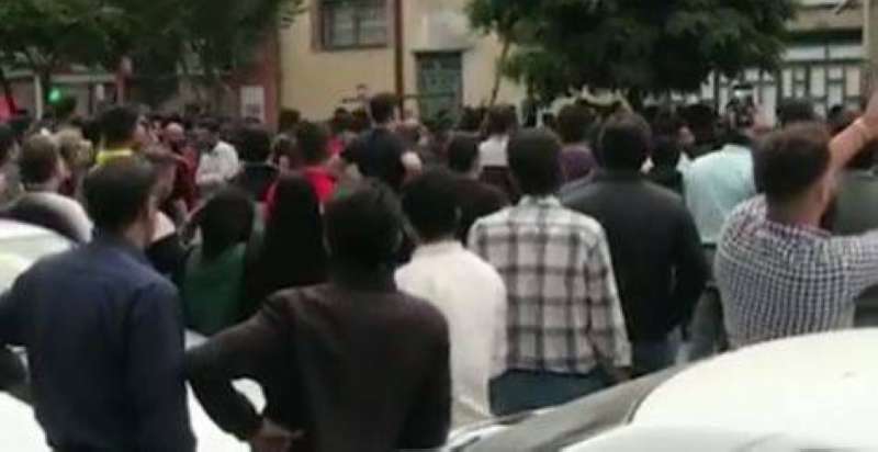 قوات الأمن الإيرانية تطلق الذخيرة الحية على محتجين في أقاليم عدة
