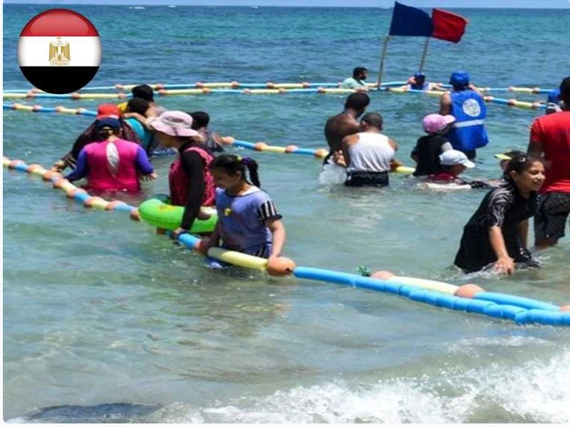افتتاح أول شاطئ للمكفوفين بمصر.. يتضمن مسارات وعلامات داخل المياه