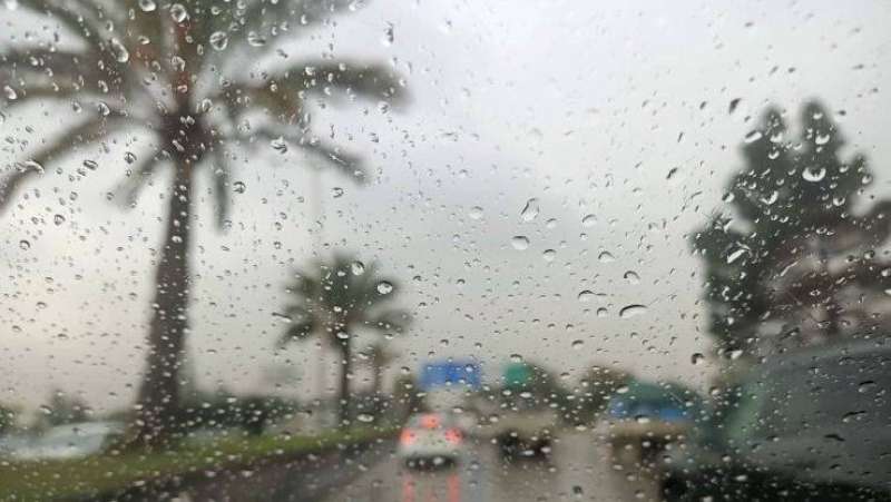 «الأرصاد» تحذّر: أمطار رعدية ورياح نشطة تؤدي إلى انخفاض الرؤية الأفقية 