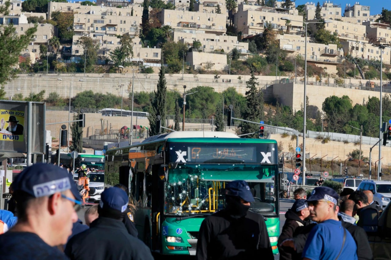 مقتل إسرائيلي واصابة 13 آخرين في انفجارين منفصلين بالقدس