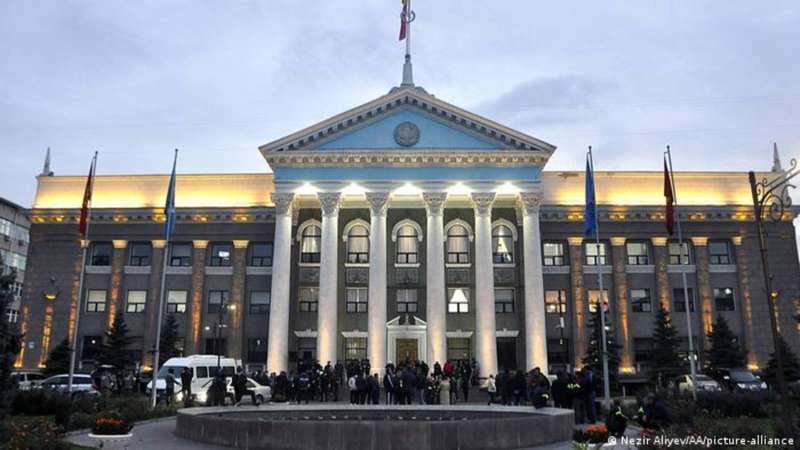 إخماد حريق في برلمان قرغيزستان.. ولا إصابات 
