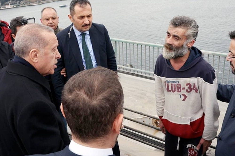 أردوغان يقنع مواطناً تركيا بالعدول عن الانتحار 