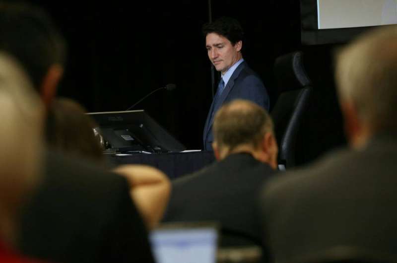 رئيس الوزراء الكندي يدافع عن استخدامه لقانون طوارئ لإنهاء أزمة سائقي الشاحنات   