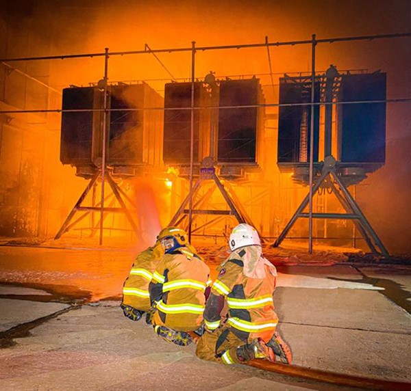 فرق الإطفاء سيطرت على حريق في محطة كهربائية رئيسية في المطلاع