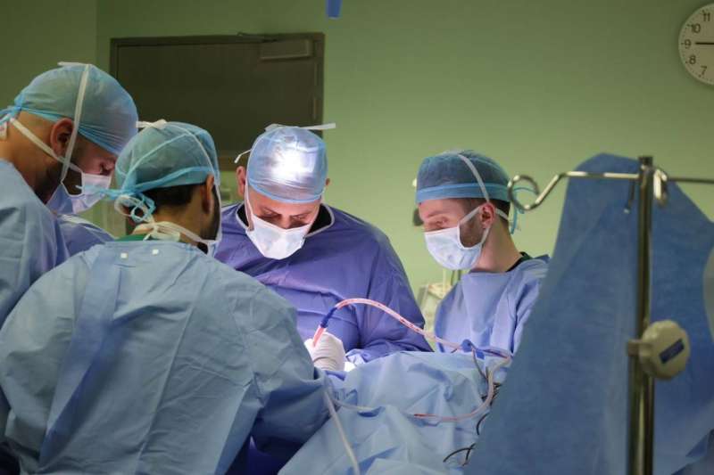 مستشفى جابر: نجاح جراحة مزدوجة لتبديل مفصلي الحوض والركبة للمرة الأولى في الكويت