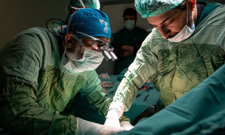 فريق طبي كويتي يجري عمليات مستعجلة للمتضررين من زلزال تركيا وسوريا