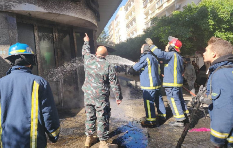 لبنان.. محتجون يضرمون النار ويحطمون بنوكاً اعتراضاً على تردي الأوضاع الاقتصادية