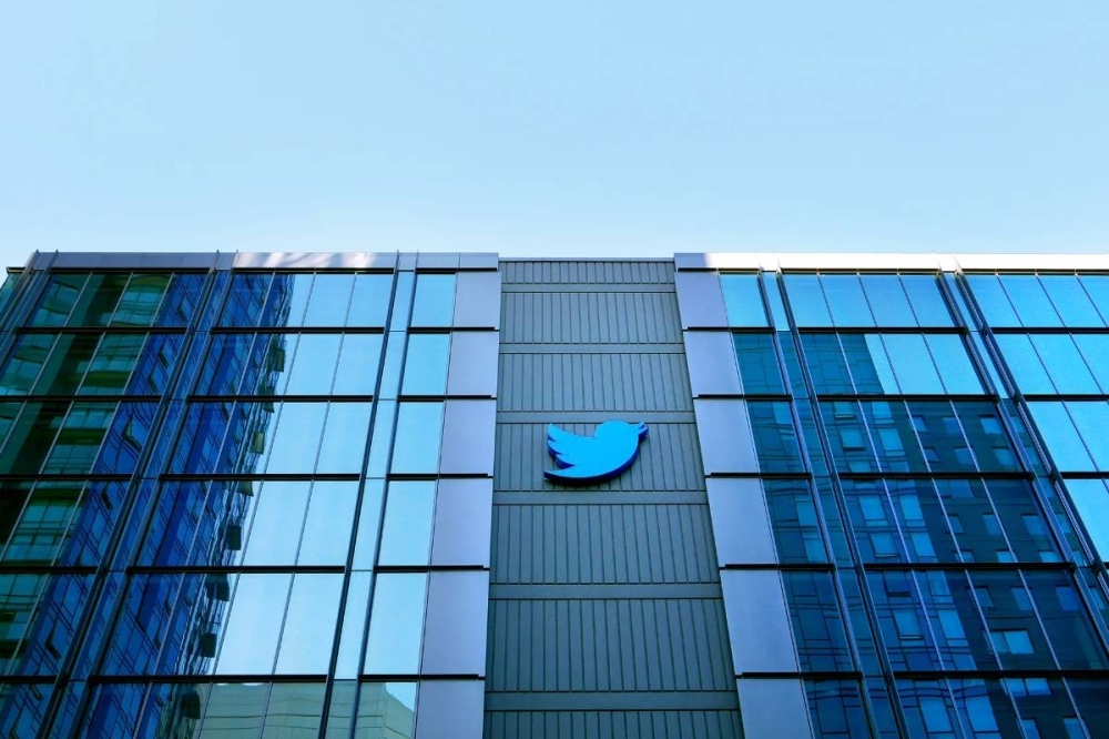 تسريح 50 موظفاً في «تويتر» لخفض النفقات