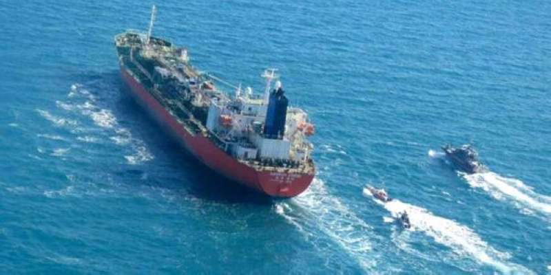 «البحرية الأميركية»: إيران احتجزت ناقلة نفط في خليج عمان
