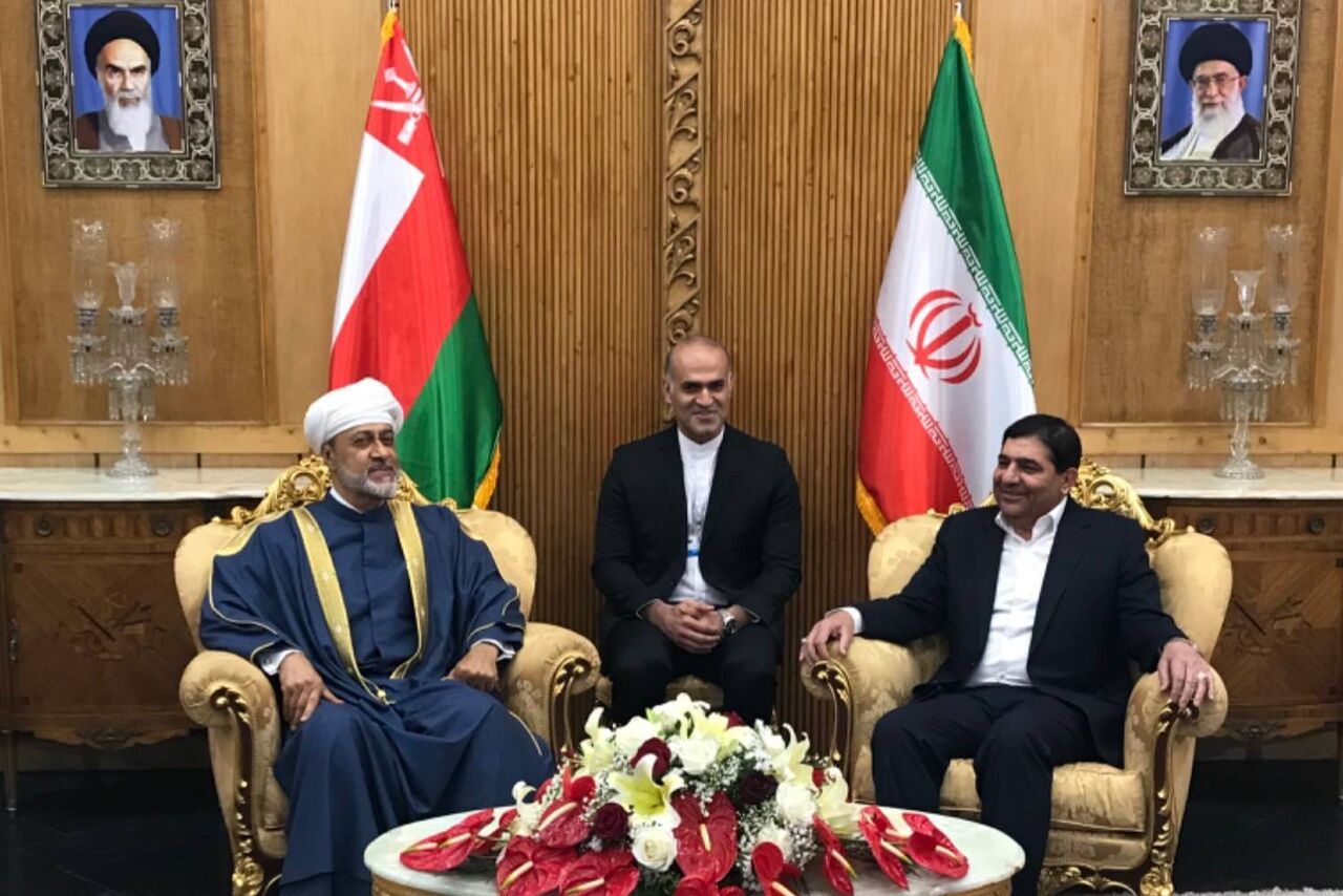 سلطان عمان يدعو لدى وصوله إلى طهران لإزالة العقبات أمام تطوير التعاون المصرفي مع إيران